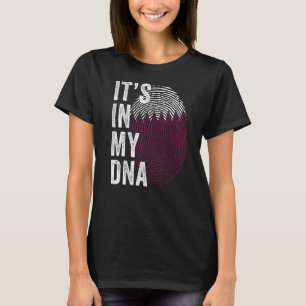 Camiseta Qatar está en mi ADN Cute Qatar huellas digitales 