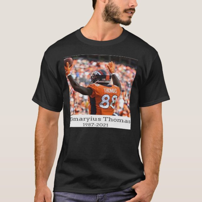 Camiseta QEPD Demaryius Thomas Essential  (Anverso)