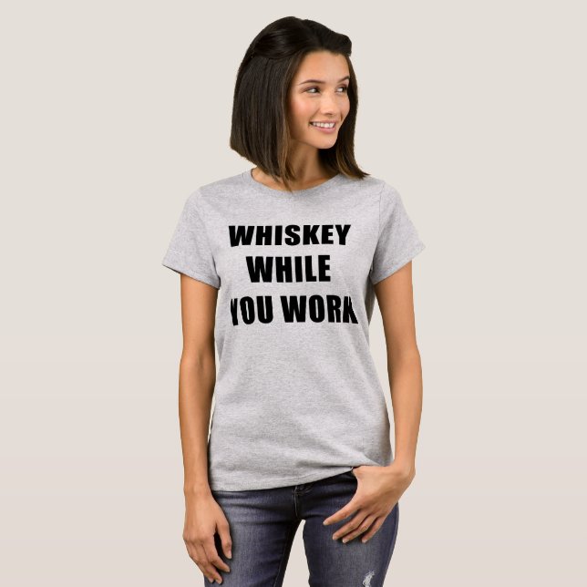 Camiseta que es clave mientras trabajas, tee de tu (Anverso completo)
