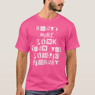 Camiseta Qué es más punk que leer en la biblioteca pública
