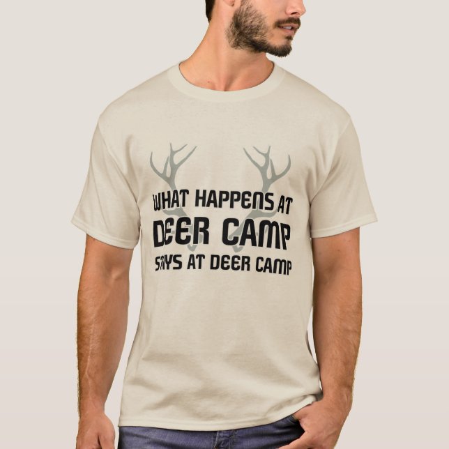 CAMISETA QUÉ SUCEDE EN DEER CAMP QUEDA EN DEER CAMP (Anverso)
