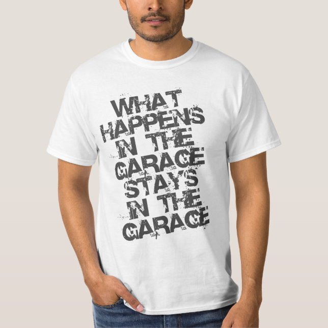 CAMISETA QUÉ SUCEDE EN LAS ESTANCIAS DEL GARAJE EN EL (Anverso)