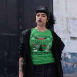 Camiseta Que tengas pequeños Navidades fantasmales<br><div class="desc">Este gráfico maravillosamente espeluznante ofrece un giro de estilo gótico en los motivos tradicionales de los Navidades con copos de nieve y formas de estrellas formadas de huesos blancos, adornos navideños en forma de cráneo y bayas huecas, coronas y árboles de espeluznantes Navidades negros y adornos y muñecos de nieve...</div>