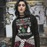 Camiseta Que tengas pequeños Navidades fantasmales<br><div class="desc">Este gráfico maravillosamente espeluznante ofrece un giro de estilo gótico en los motivos tradicionales de los Navidades con copos de nieve y formas de estrellas formadas de huesos blancos, adornos navideños en forma de cráneo y bayas huecas, espeluznantes coronas de Navidades y árboles, adornos y snowmen en flor. Mis ilustraciones...</div>