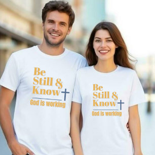 Camiseta Quédate quieto y sabe que Dios está trabajando Uni