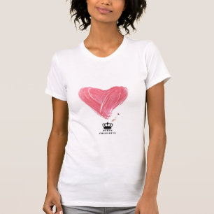 Camiseta Queen Charlotte White `tee con corazón rosado