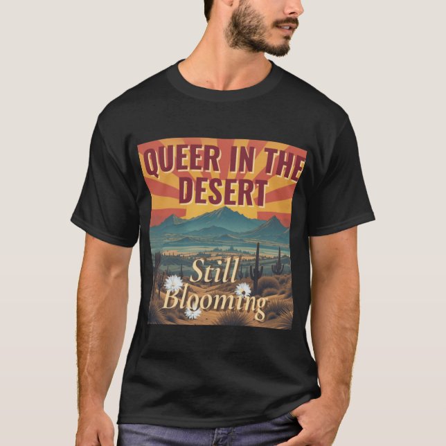 Camiseta Queer in the Desert Still Blooming Arizona LGBTQ P (Anverso)