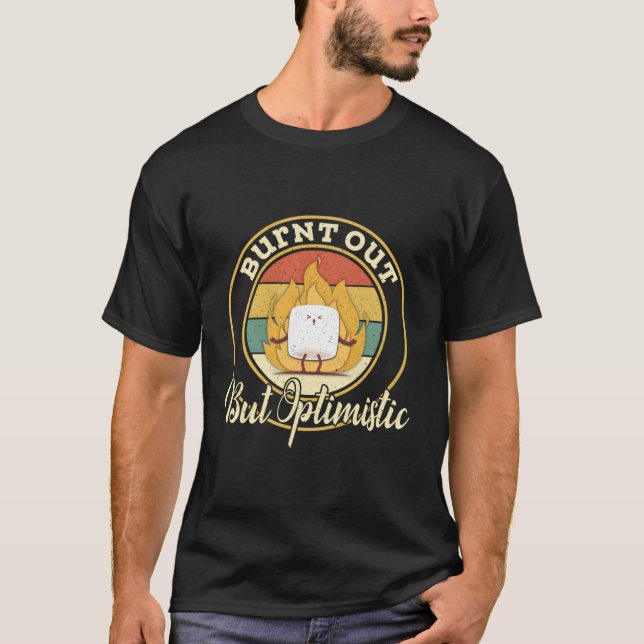 Camiseta Quemado Pero Optimista Marshmallow Para El Campame (Anverso)