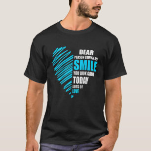 Camiseta Querida persona detrás de mí sonríe usted se ve mu