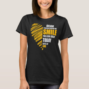 Camiseta Querida persona detrás de mí sonríe usted se ve mu