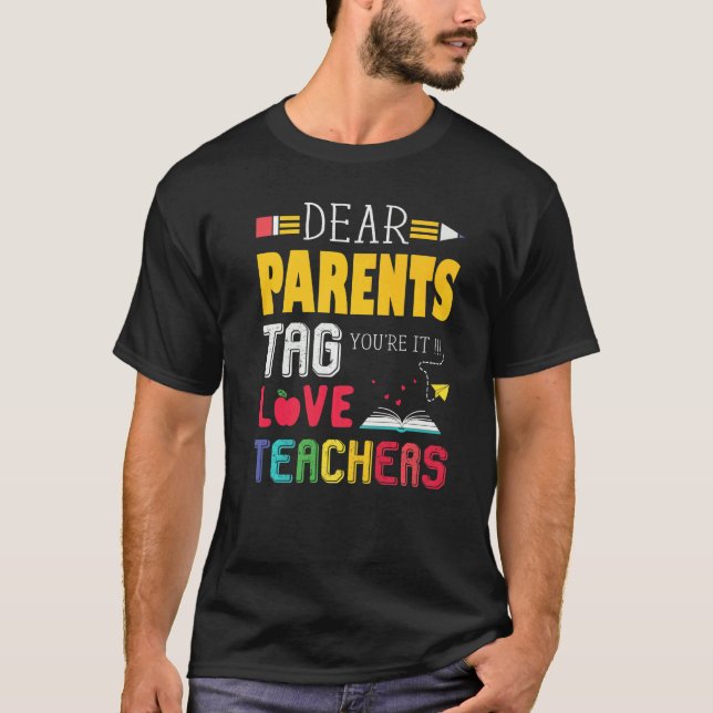 Camiseta Queridos padres etiquetan que te encanta el profes (Anverso)