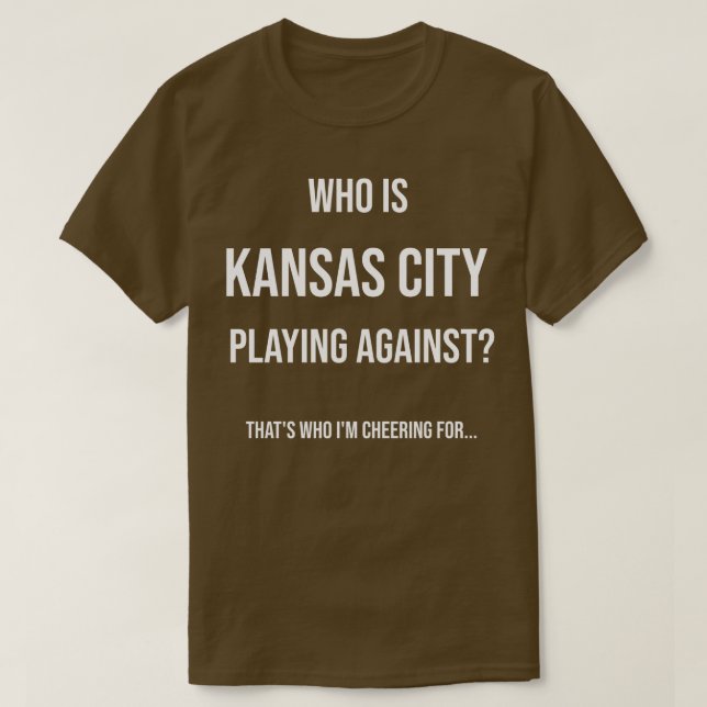 Camiseta ¿Quién es Kansas City jugando contra la divertida  (Diseño del anverso)