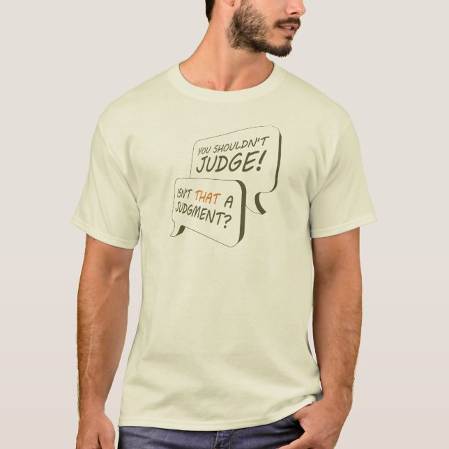 Camiseta ¿QUIÉN ESTÁ JUZGANDO A QUIÉN?(claro) (Anverso)