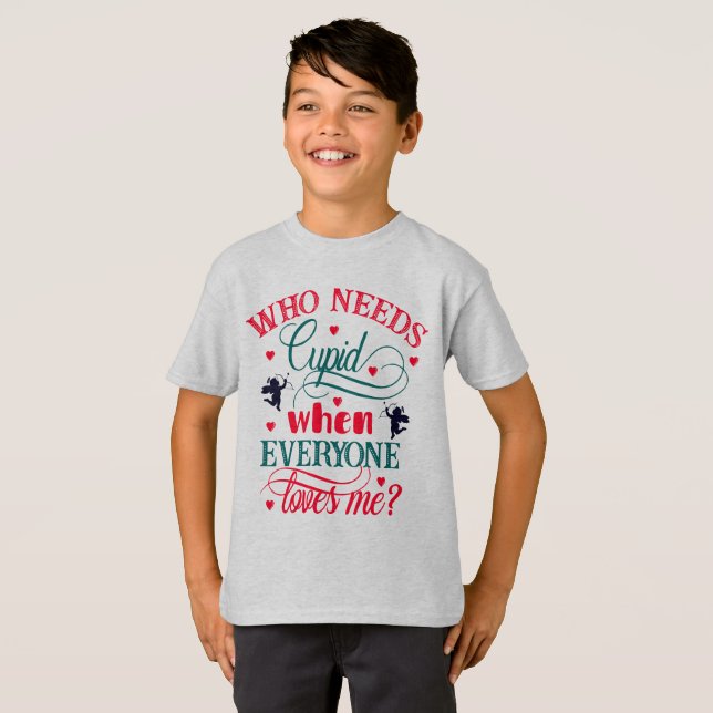 Camiseta Quien Necesita Cupido Cuando Todos Me Aman Niños,  (Anverso completo)