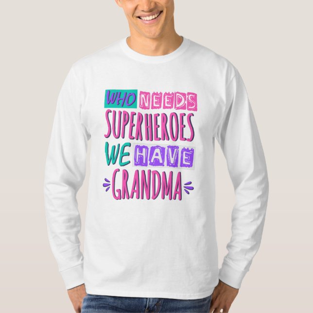 Camiseta ¿Quién necesita superhéroes? Tenemos abuela (Anverso)
