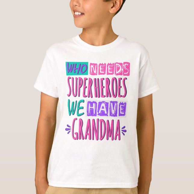 Camiseta ¿Quién necesita superhéroes? Tenemos abuela (Anverso)