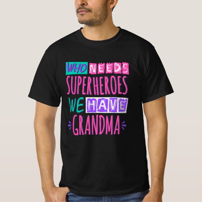 Camiseta ¿Quién necesita superhéroes? Tenemos abuela (Anverso)