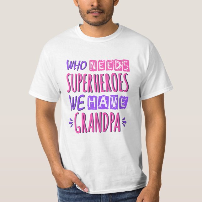 Camiseta ¿Quién necesita superhéroes? Tenemos abuelo. (Anverso)