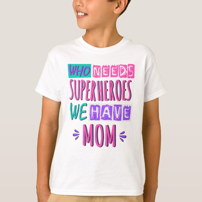 Camiseta ¿Quién necesita superhéroes? Tenemos mamá. (Anverso)
