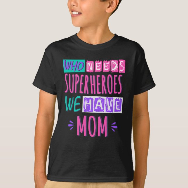 Camiseta ¿Quién necesita superhéroes? Tenemos mamá. (Anverso)
