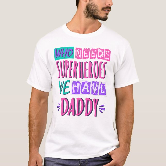 Camiseta ¿Quién necesita superhéroes? Tenemos papá (Anverso)