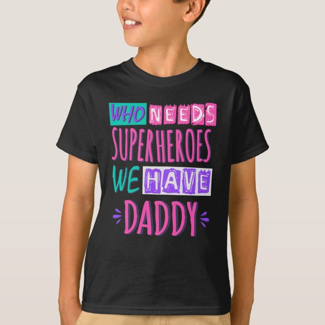 Camiseta ¿Quién necesita superhéroes? Tenemos papá (Anverso)