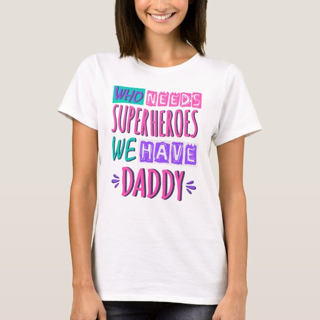 Camiseta ¿Quién necesita superhéroes? Tenemos papá (Anverso)