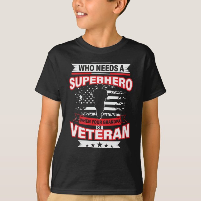 Camiseta Quien necesita un superhéroe cuando tu abuelo es v (Anverso)