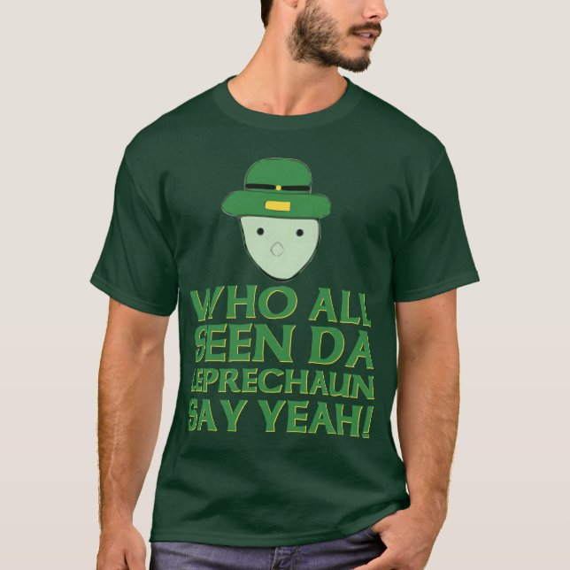 Camiseta Quién todo el Leprechaun visto de DA dice sí Meme (Anverso)