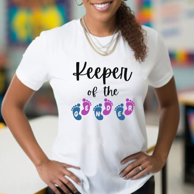 Camiseta Quienes cuidan el género revelan Baby Shower sobre (keeper of the gender pink & blue baby feet gender reveal baby shower shirt)