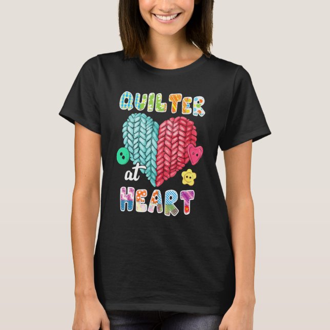 Camiseta Quilting  Quilter At Heart Quilt Sewing Is My Favo (Anverso)