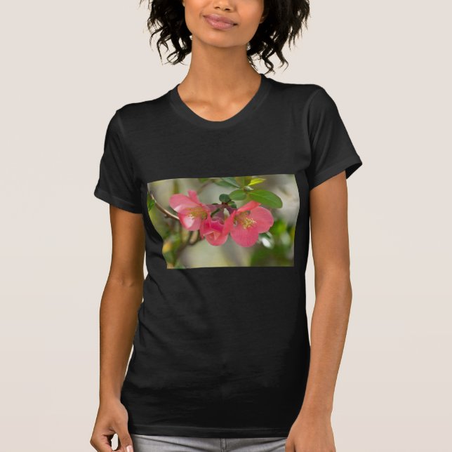 Camiseta Quince Glow de Flor Rosa (Anverso)