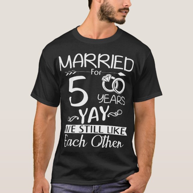 Camiseta Quinto aniversario Boda. Casado Durante 5 Años (Anverso)