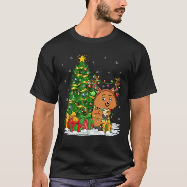 Camiseta Quokka Lover coincidiendo con Navidad iluminando Q (Anverso)