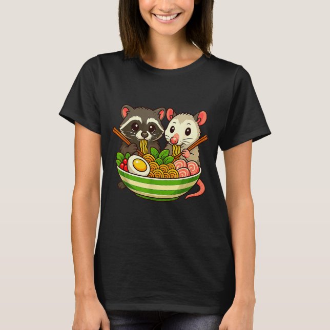 Camiseta Raccoon And Ossum Eating Ramen Noodles  (Anverso)