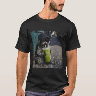 Camiseta Raccoon drinking matcha latte funny animal meme me