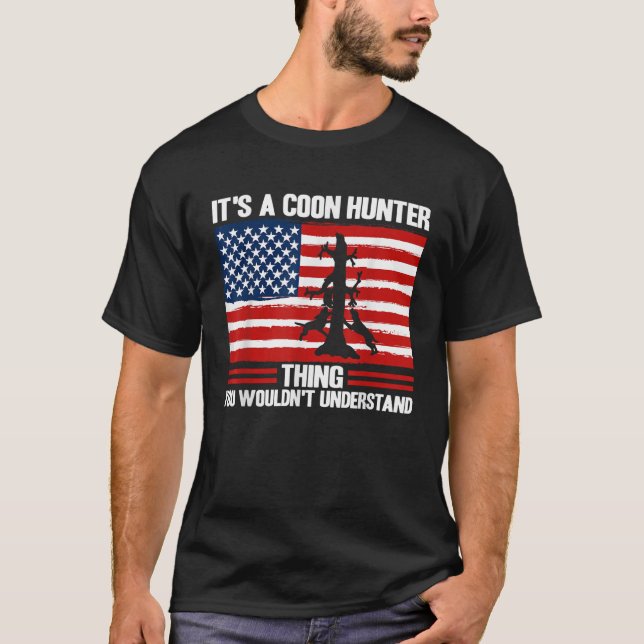Camiseta Raccoon Hunting Season USA Flag It s A Coon Hunter (Anverso)