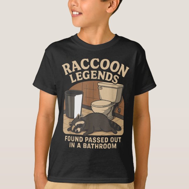 Camiseta Raccoon Legends Found Ped Out In A Bathroom Trashe (Anverso)