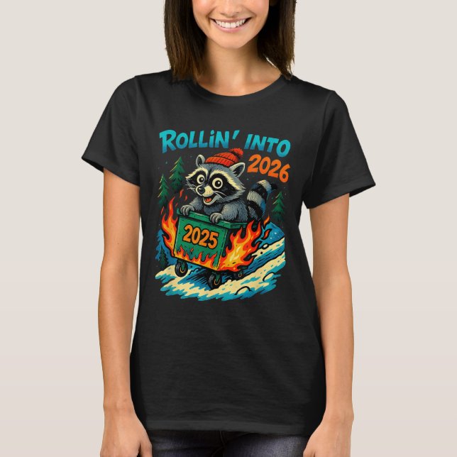 Camiseta Raccoon Rollin Into 2026 Dumpster Fire New Year Me (Anverso)