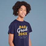 Camiseta Rad Grad | Graduación masculina 2023<br><div class="desc">Camiseta de graduación masculina con el texto "Grado RAD 20XX",  el instituto/colegio,  y el nombre de los graduados.</div>