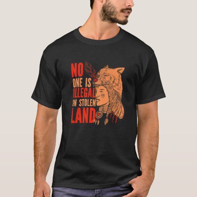 Camiseta Raíces Nativas Estadounidenses: Nadie Es Ilegal En (Anverso)