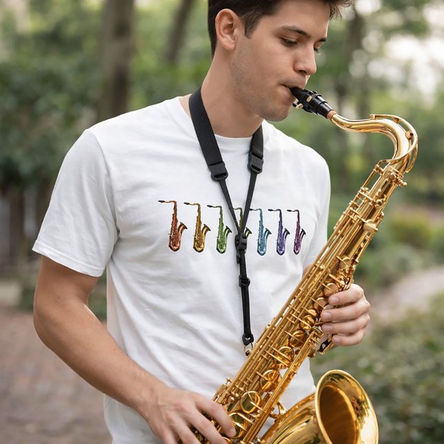 Camiseta Rainbow Tenor Saxophone Colorful Music Instrument (A shirt with a line of saxophones in red, orange, green, yellow, blue, purple & pink.)