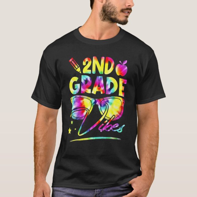 Camiseta Rainbow Tie Dye Glasses 2nd Grade Vibes Back To Sc (Anverso)