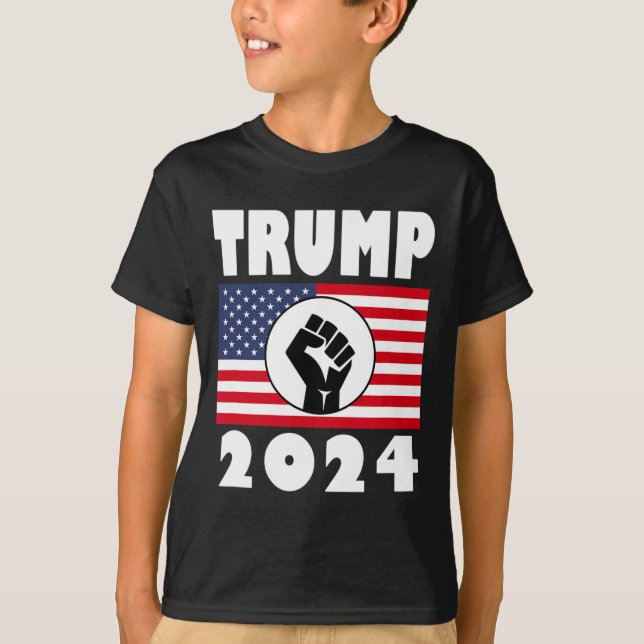 Camiseta Raised Fist Trump 2024 Patriot de la bandera estad (Anverso)