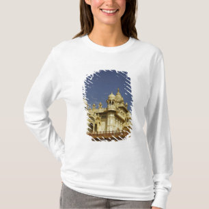 Camiseta Rajasthan, India Una mujer de pie en un antiguo