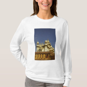 Camiseta Rajasthan, India Una mujer de pie en un antiguo