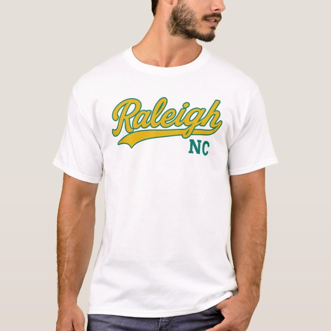 Camiseta Raleigh NC Script Swoosh Design - Retro City Pride (Anverso)