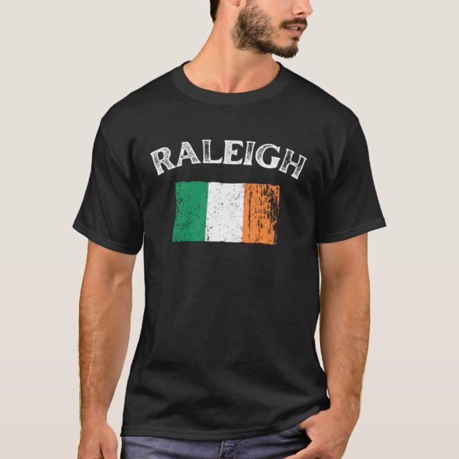 Camiseta RALEIGH NORTH CAROLINA Irish American Flag Badge (Anverso)