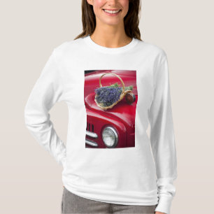 Camiseta Ramos de lavanda descansan en una vieja camioneta 
