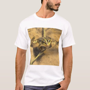 Camiseta Rana De Marsh Inmersa En Pintura De Agua Del Río